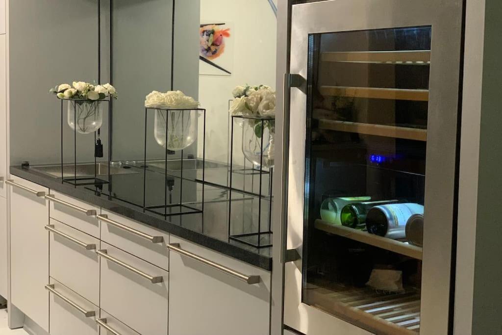 un réfrigérateur avec des étagères en verre et des fleurs à l'intérieur dans l'établissement Subterranean Delight #DHG, à Brétigny-sur-Orge