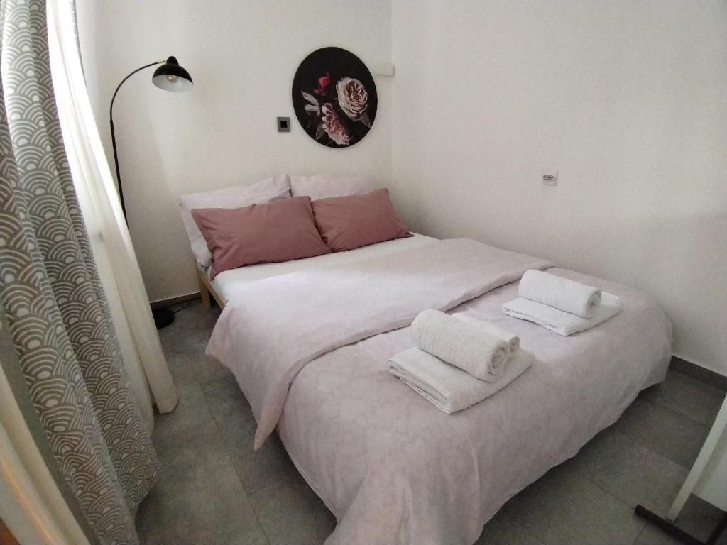 um quarto com uma cama grande com duas almofadas em Maximilian apartman em Smederevo