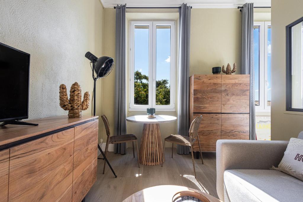 un salon avec un canapé et une télévision dans l'établissement Cocon côtier, échappée mer, à 500m de la plage, à Villeneuve-Loubet