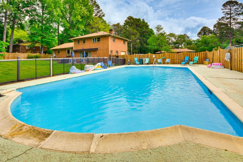 La alberca dentro o cerca de Updated High Point Retreat with Pool and Backyard