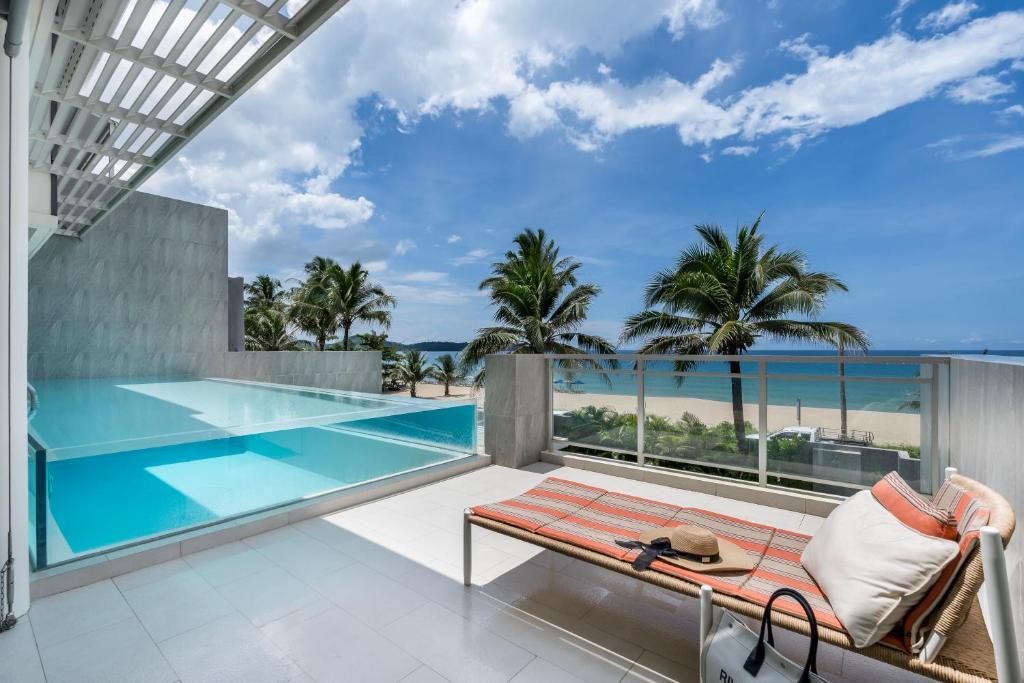 una vista dal balcone di una casa con piscina di WEG Elite Beachfront a Phuket
