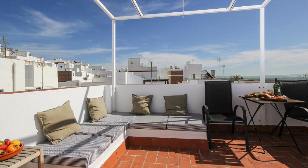 Extramuros Town house with roof terrace and sea view in the center of Conil