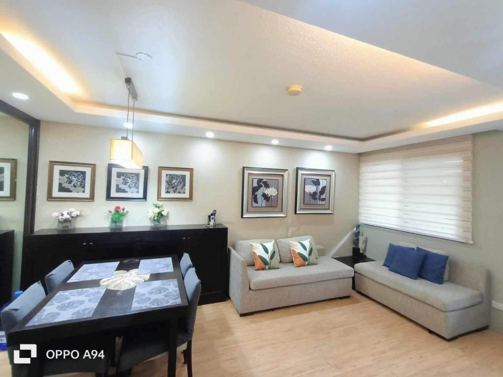 Posezení v ubytování One Oasis Davao Condo 2BR Behind SM Mall with WIFI & Pool