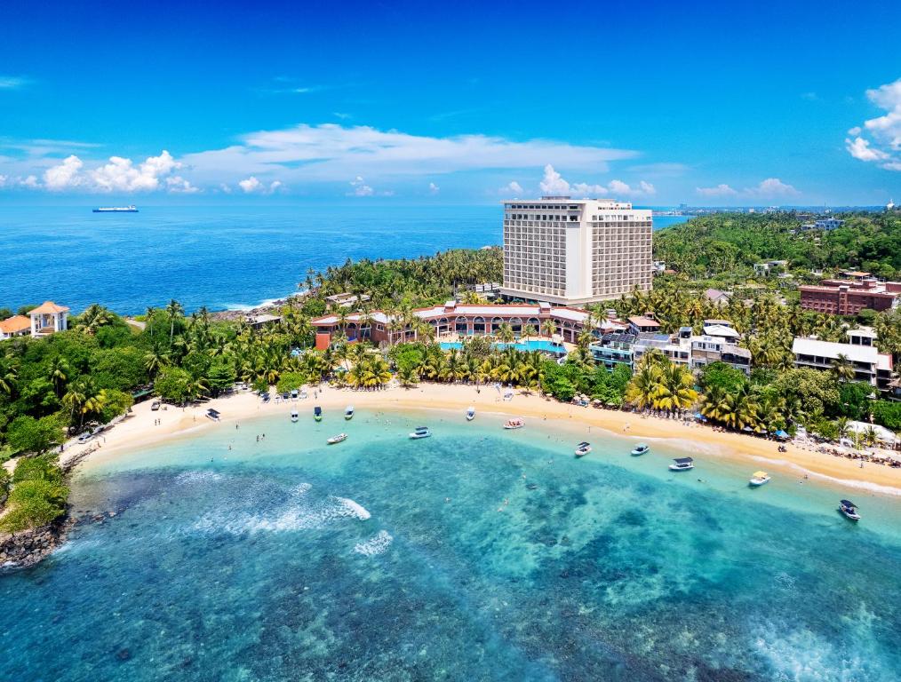 una vista aérea de una playa frente a un complejo en Araliya Beach Resort & Spa Unawatuna en Unawatuna