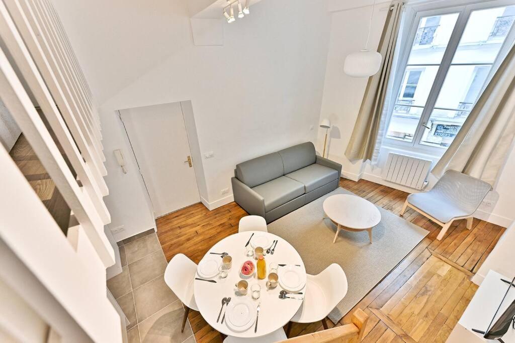 un salon avec une table et un canapé dans l'établissement Loft Central #Marais #Rivoli, à Paris