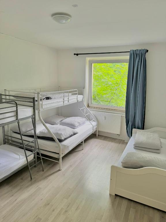 Pokój z 3 łóżkami piętrowymi i oknem w obiekcie Apartment Mimi Homes Cologne City w Kolonii