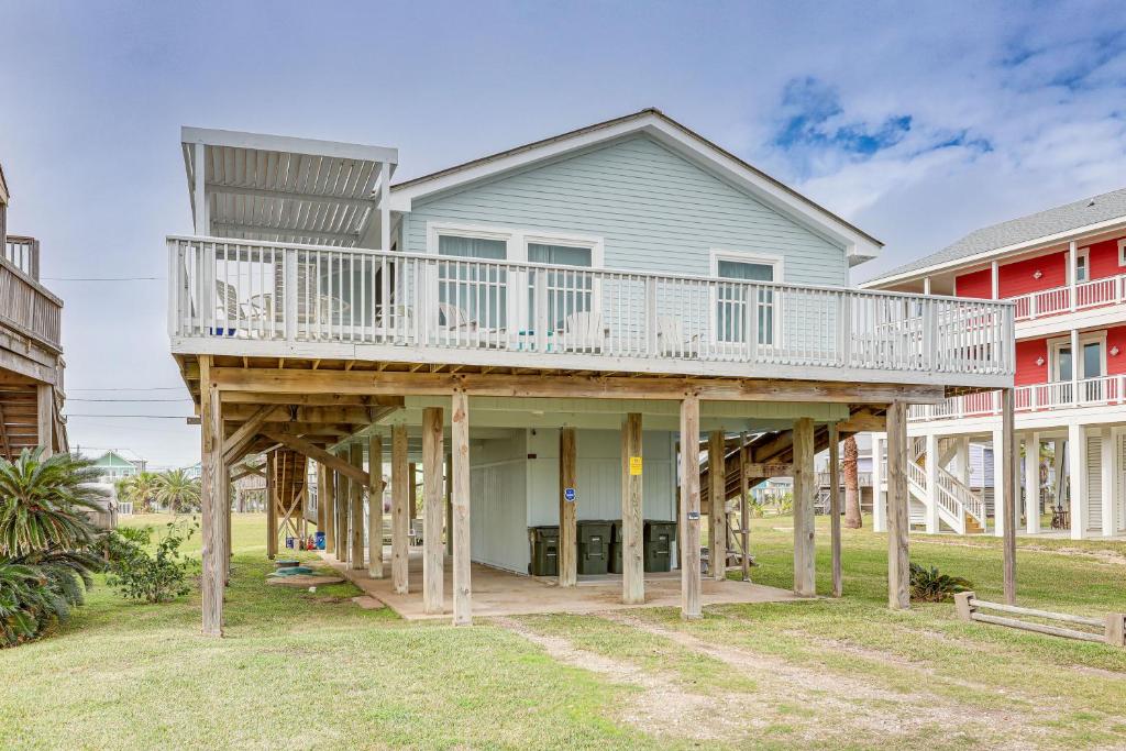 Steps to Galveston Beach Dog-Friendly Gem with Yard
