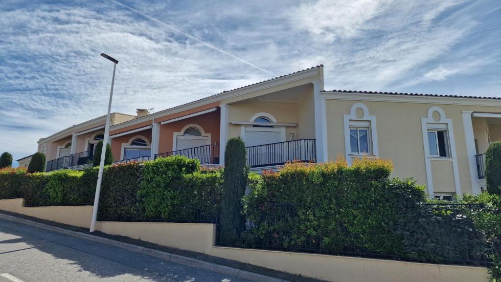 une maison avec une clôture devant dans l'établissement Appartement A02 les Pins Bleus, à Sainte-Maxime