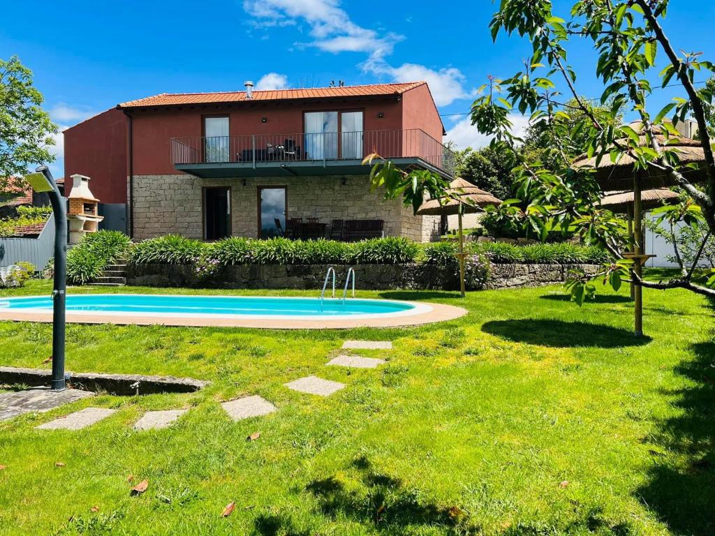 una casa con piscina in un cortile di Casa das Castanhas - Cinfães Douro a Cinfães