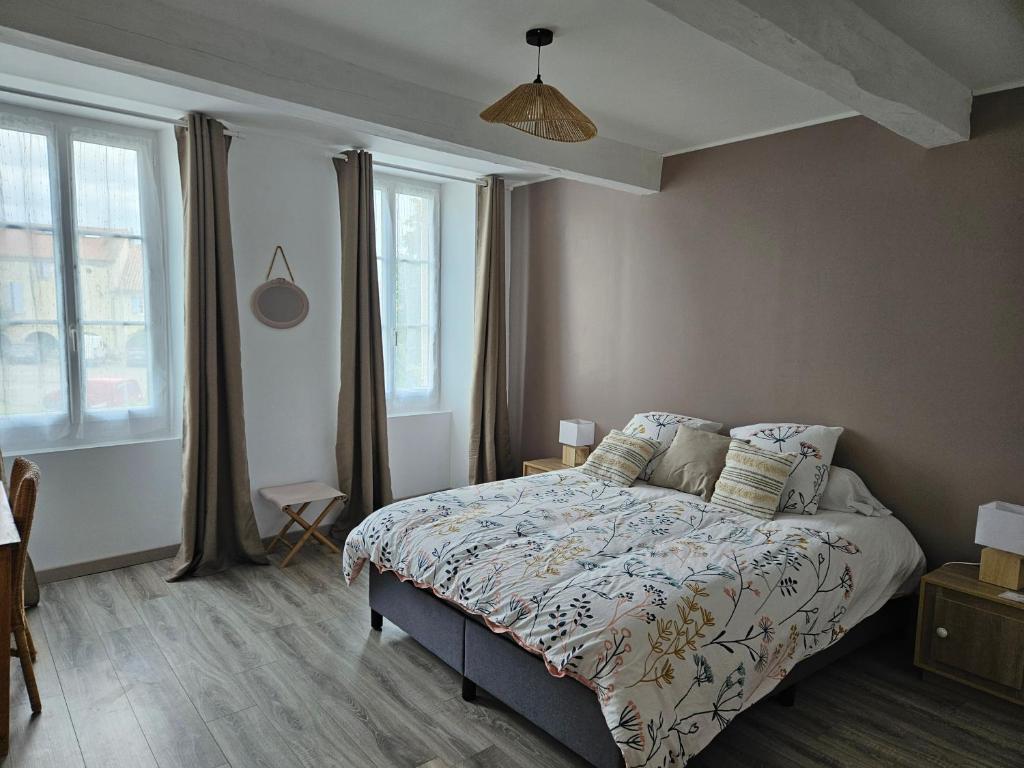 Postel nebo postele na pokoji v ubytování grande chambre confort les arcades