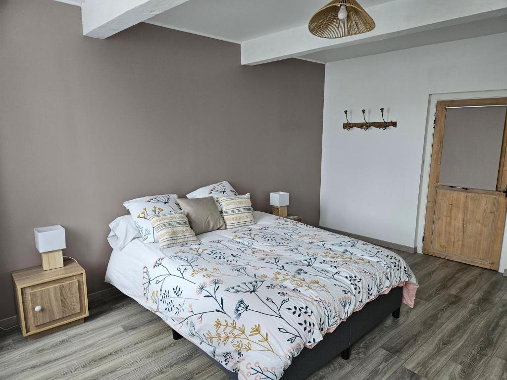 Postel nebo postele na pokoji v ubytování grande chambre confort les arcades