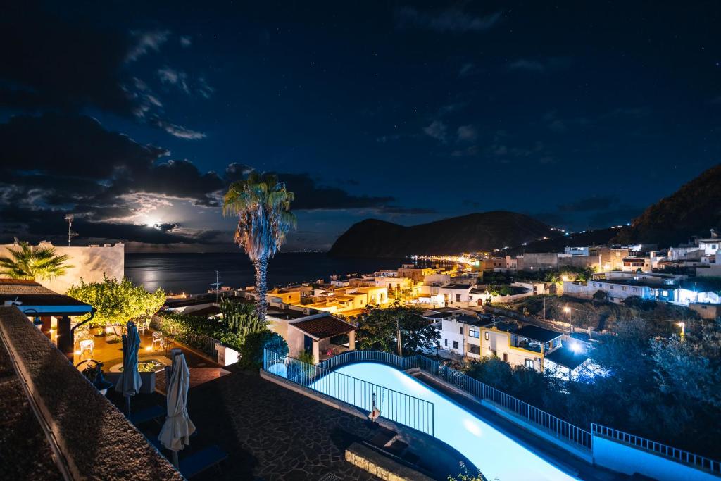 - une vue sur la ville la nuit dans l'établissement Hotel Residence La Villetta, à Canneto