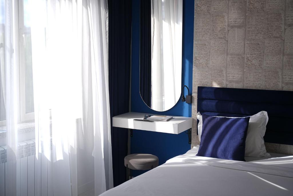 葉瑞文的住宿－Sweet Home Apart-Hotel，一间卧室配有床、水槽和镜子
