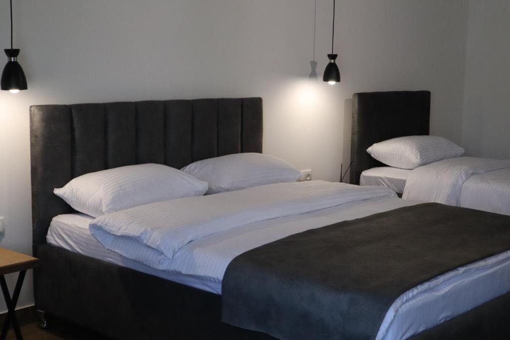 Postel nebo postele na pokoji v ubytování Aqua Hotel