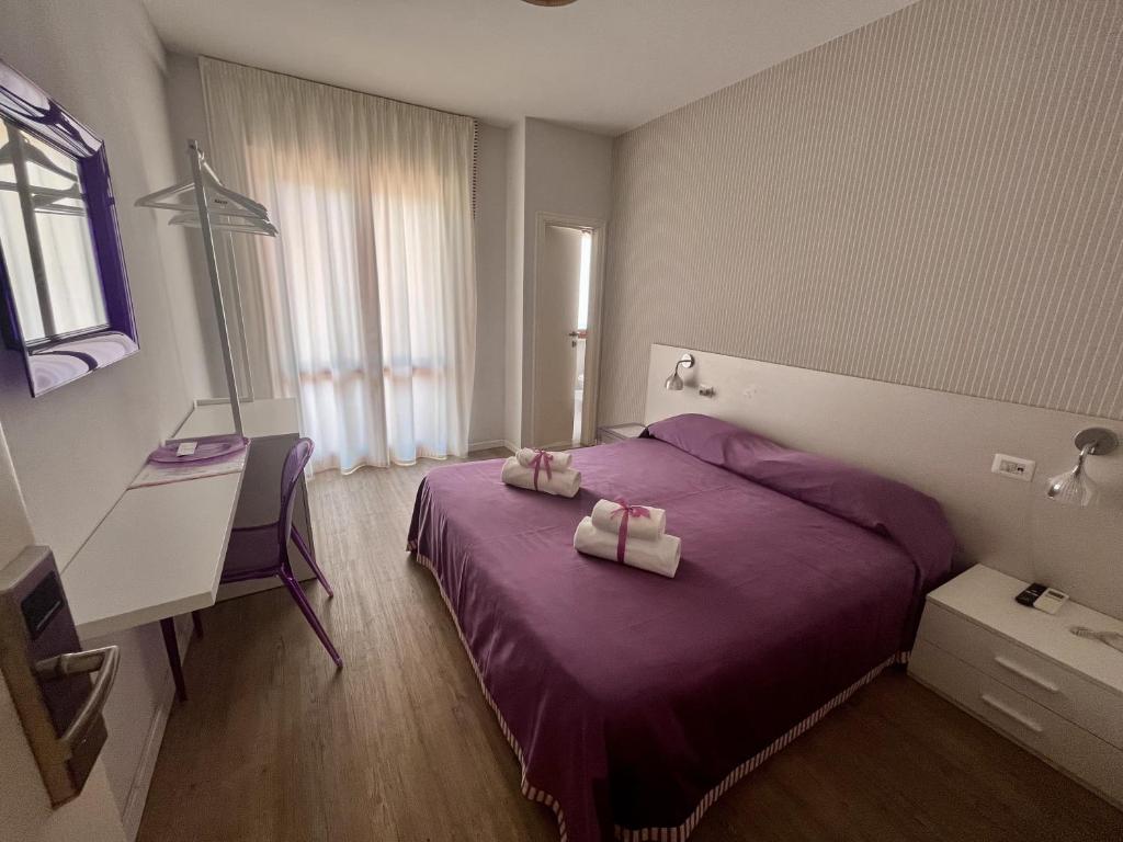 Łóżko lub łóżka w pokoju w obiekcie Hotel Villa Rosa