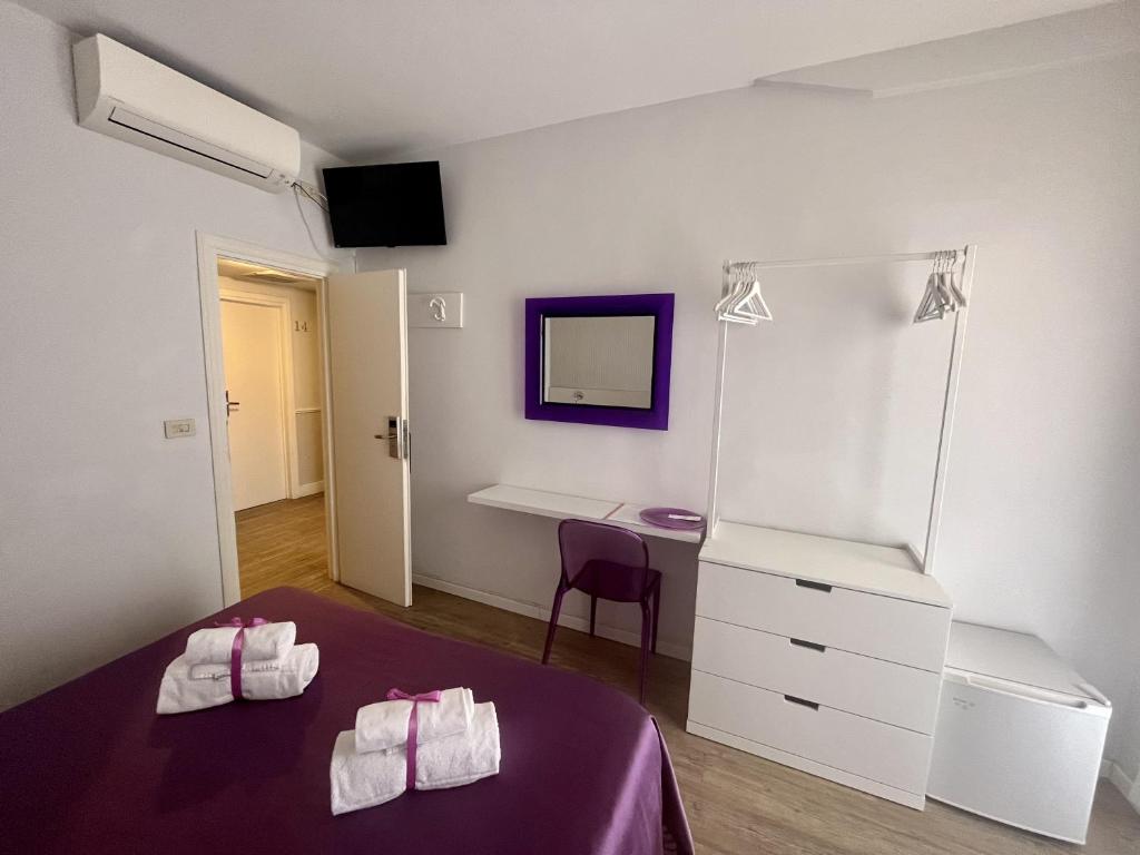 Łóżko lub łóżka w pokoju w obiekcie Hotel Villa Rosa