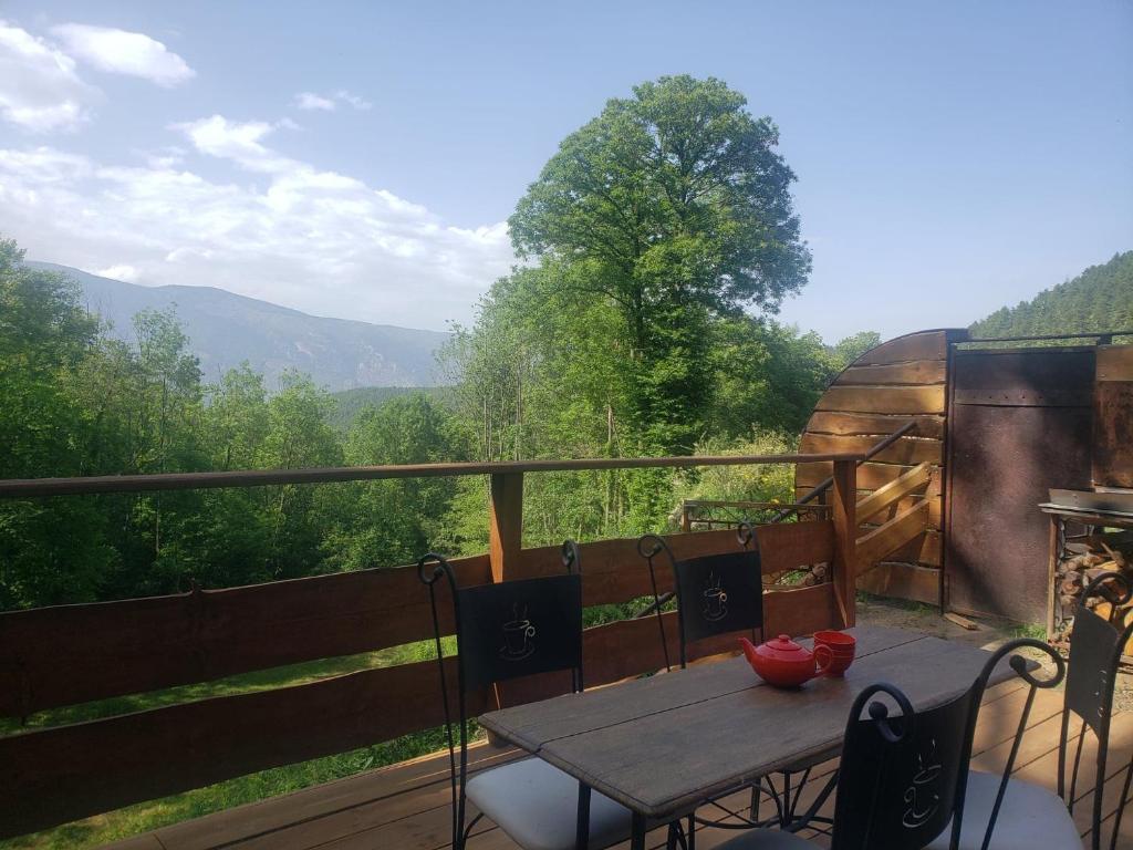 une table et des chaises sur un balcon avec vue dans l'établissement La forge, à Escaro
