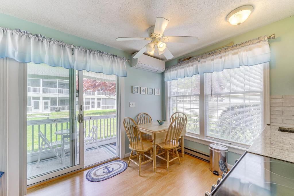 Φωτογραφία από το άλμπουμ του 2 Mi to Drakes Island Beach Condo with Indoor Pool! σε Wells