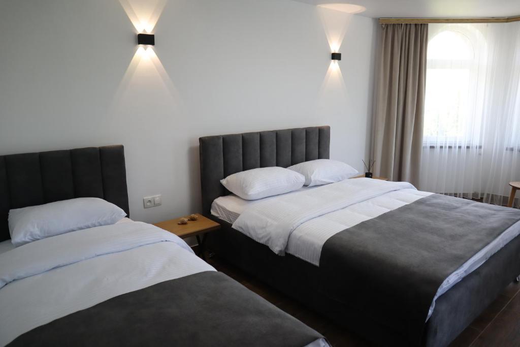 Postel nebo postele na pokoji v ubytování Aqua Hotel