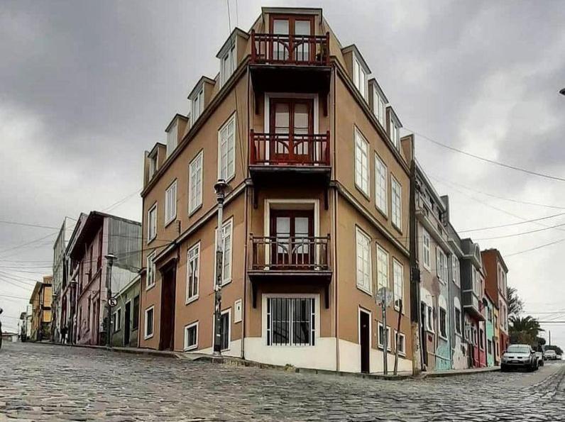 un grande edificio sul lato di una strada di En el corazon del Cerro Alegre a Valparaíso