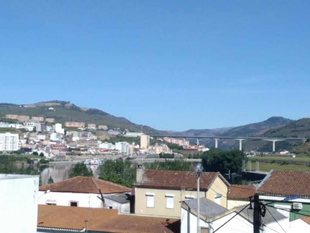 Una vista de una ciudad con montañas al fondo. en AlojamentoGodimDouro, en Peso da Régua
