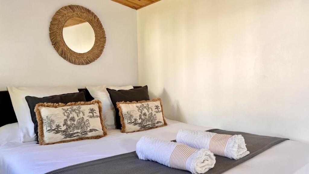 Posteľ alebo postele v izbe v ubytovaní L'Oranger - Magnifique Studio Indépendant Sur Mougins avec Jacuzzi Privé - Parking - Climatisation