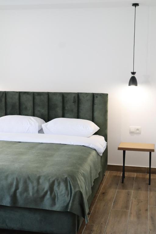 Postel nebo postele na pokoji v ubytování Aqua Hotel