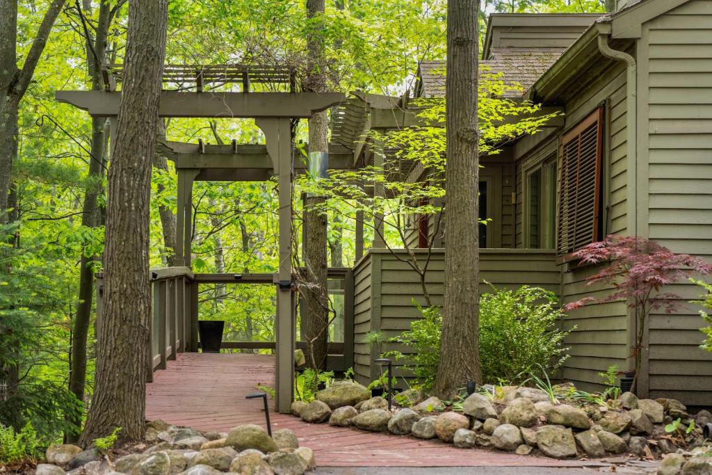 Tree House in The Homestead, Glen Arbor (updated prices 2025)