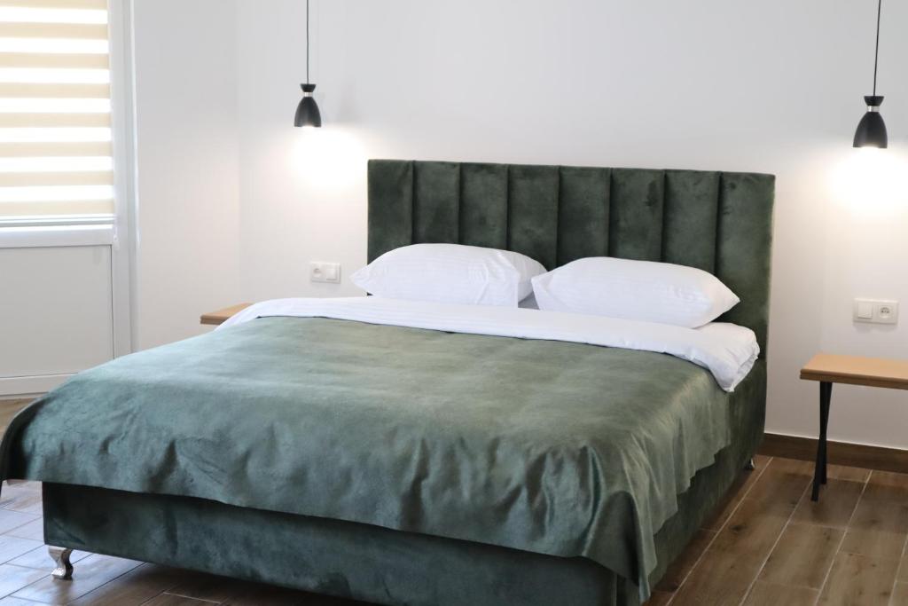 Postel nebo postele na pokoji v ubytování Aqua Hotel