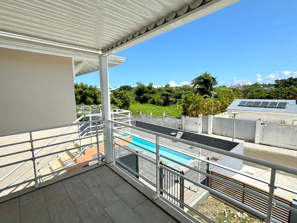 Bazén v ubytování Villa Émeraude - Vue sur Piscine et Jacuzzi privé nebo v jeho okolí