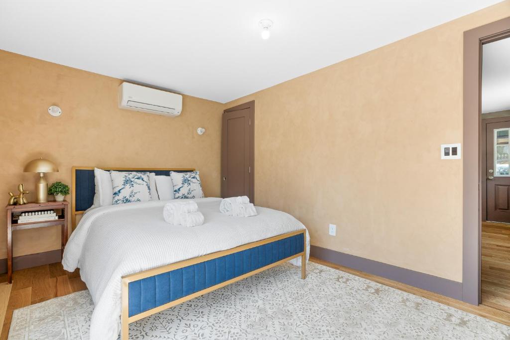 Postel nebo postele na pokoji v ubytování Bronze Suite