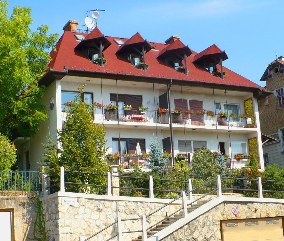ein großes Gebäude mit rotem Dach in der Unterkunft Mohacsi Guesthouse in Budapest
