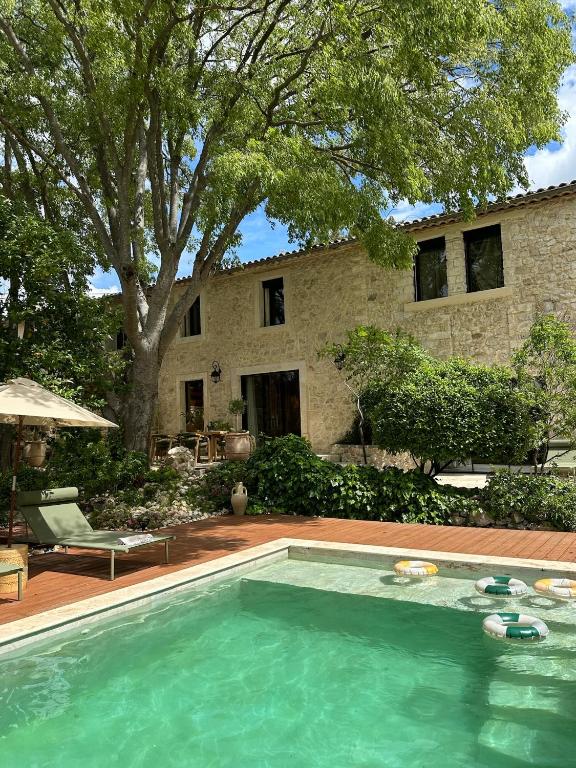 une piscine devant une maison dans l'établissement Mas Revive, à Grabels