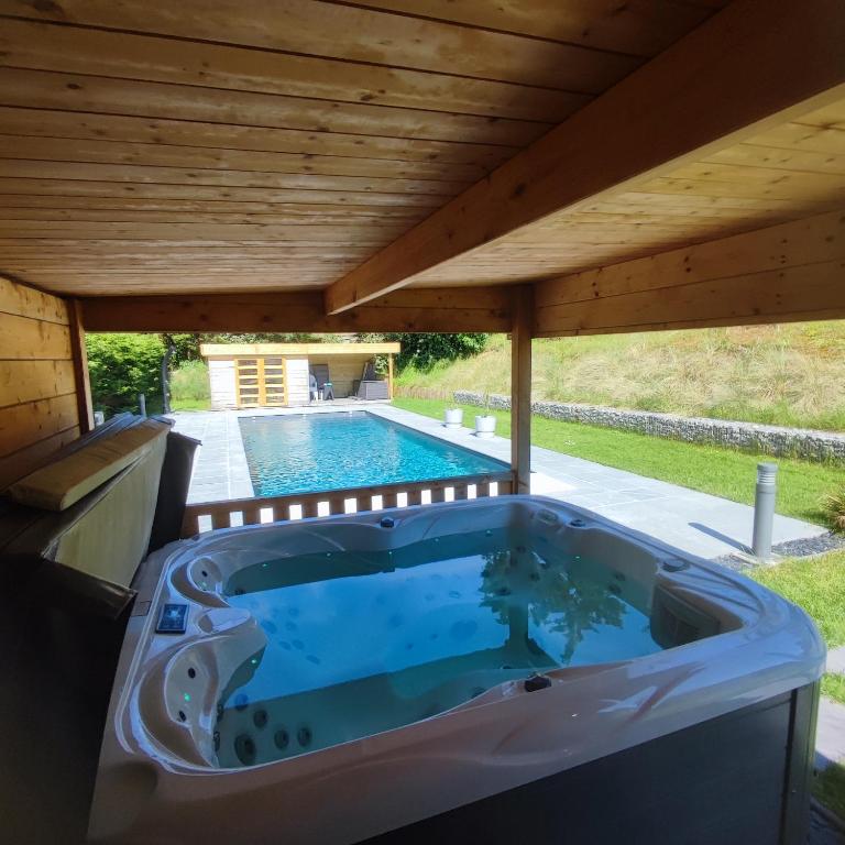 Bazén v ubytování Art de l'Ô chambre d'hôtes nebo v jeho okolí