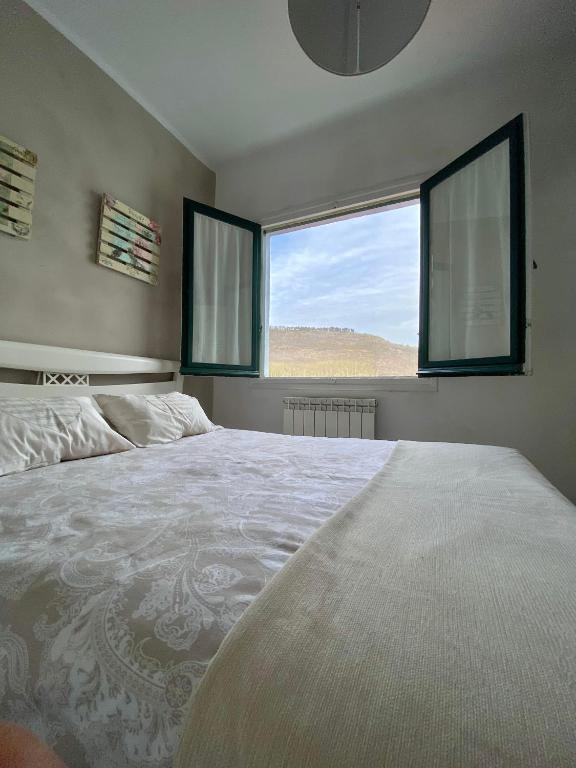 a bedroom with a large bed and two windows at Apartamento Elizondo Giltxaurdi in Elizondo