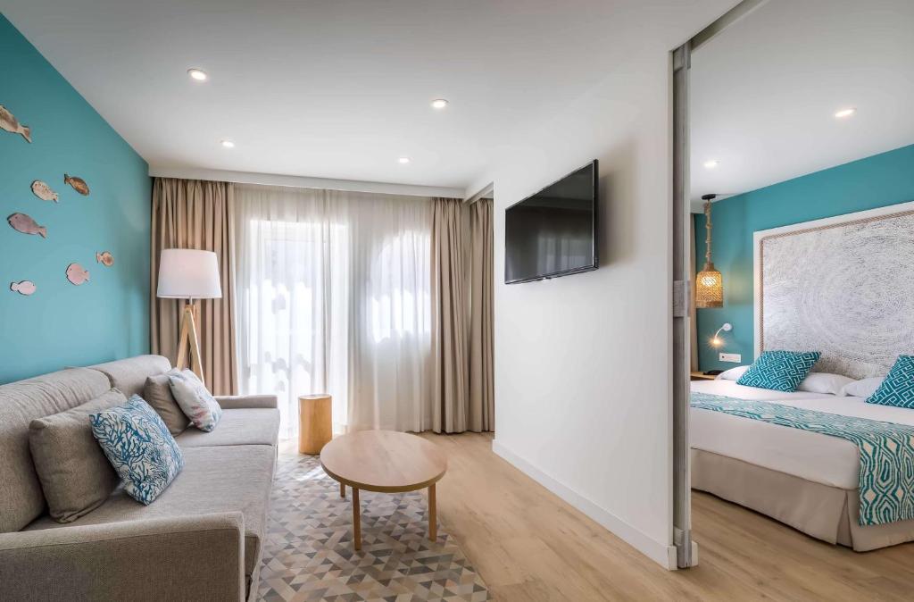 Кровать или кровати в номере Occidental Torremolinos Playa