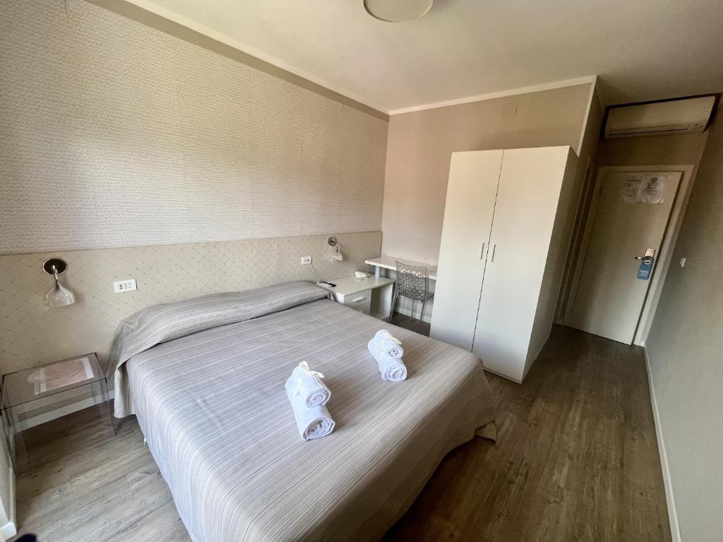 Łóżko lub łóżka w pokoju w obiekcie Hotel Villa Rosa