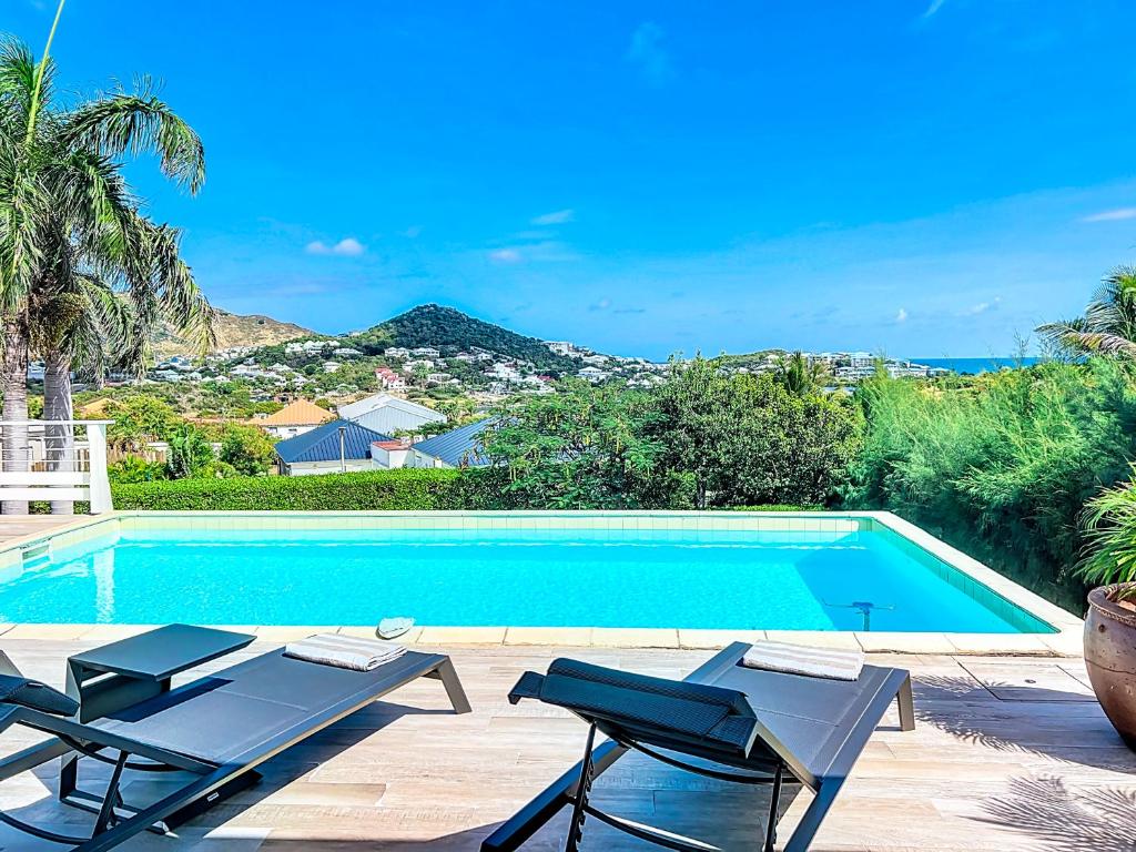 Πισίνα στο ή κοντά στο Villa Harmony spacious and modern with a sea view