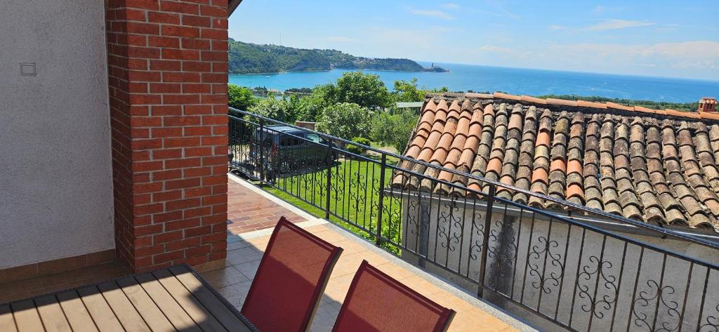 balcón con vistas al océano en Sea view apartment Renzzo, en Strunjan