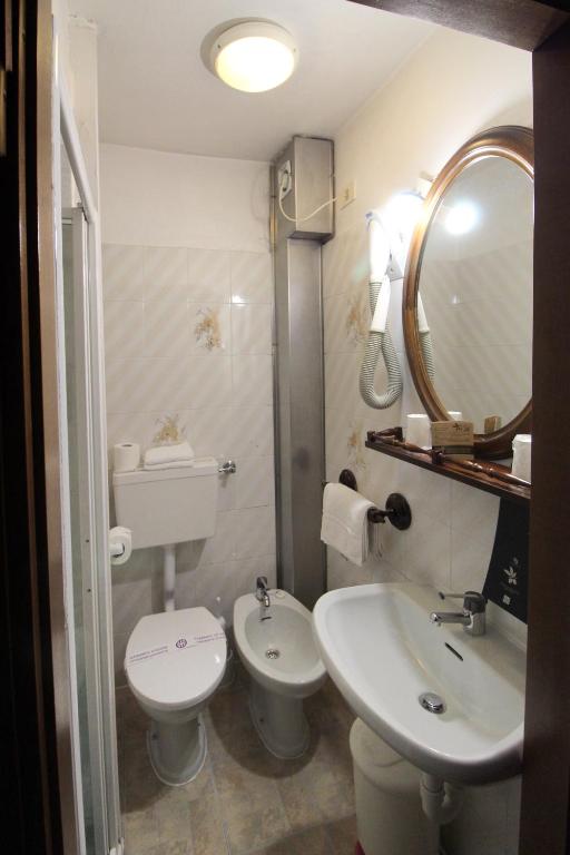 A bathroom at Hotel Avogadro