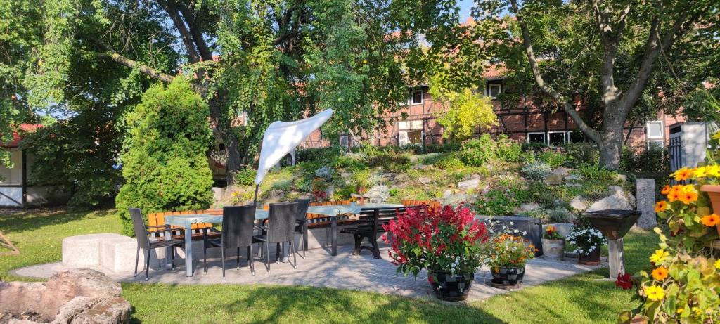een tafel en stoelen in een tuin met bloemen bij Apartment im Grünen mit Anbindung ans Zentrum in Erfurt