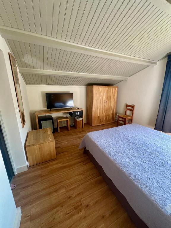 Postel nebo postele na pokoji v ubytování Logis Hotel Le Lonca
