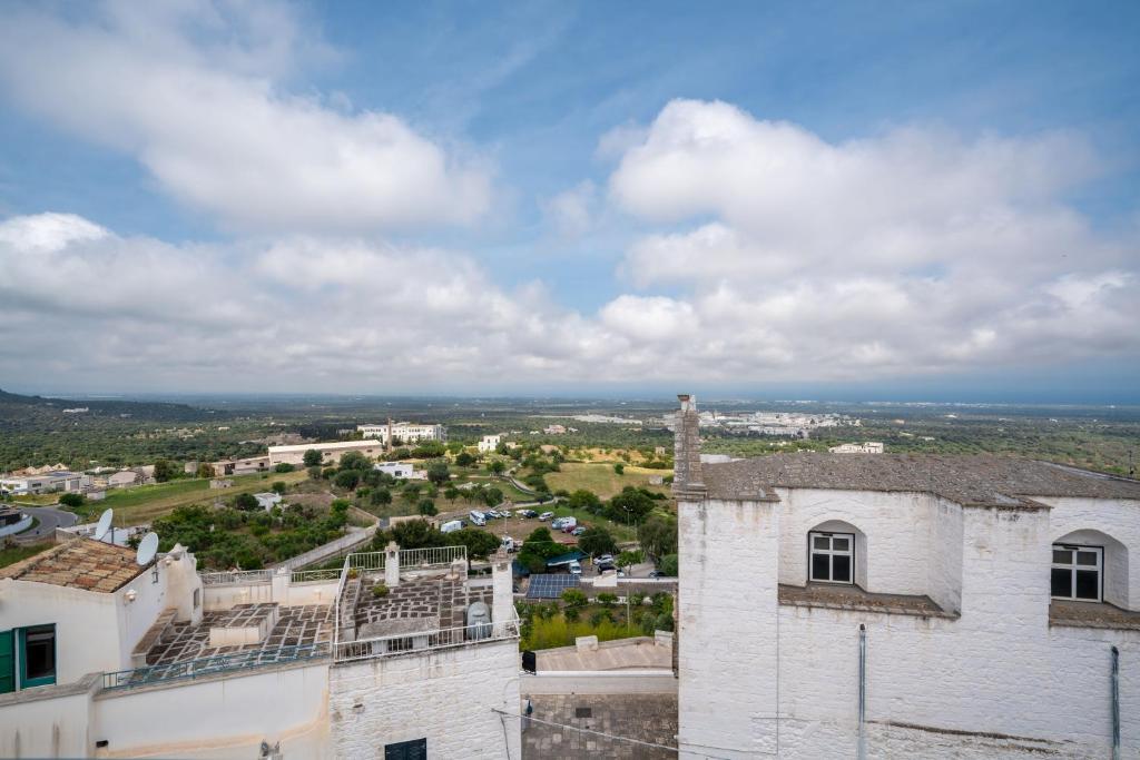vista sulla città da un edificio di Casa La Stella - terrazza e vista sul mare a Ostuni
