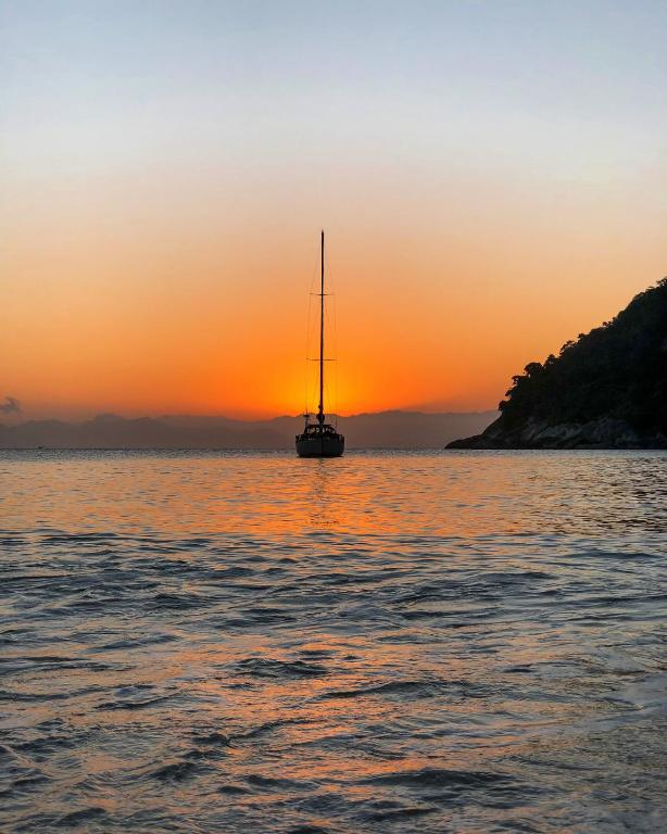 Naturlandskabet i nærheden af båden