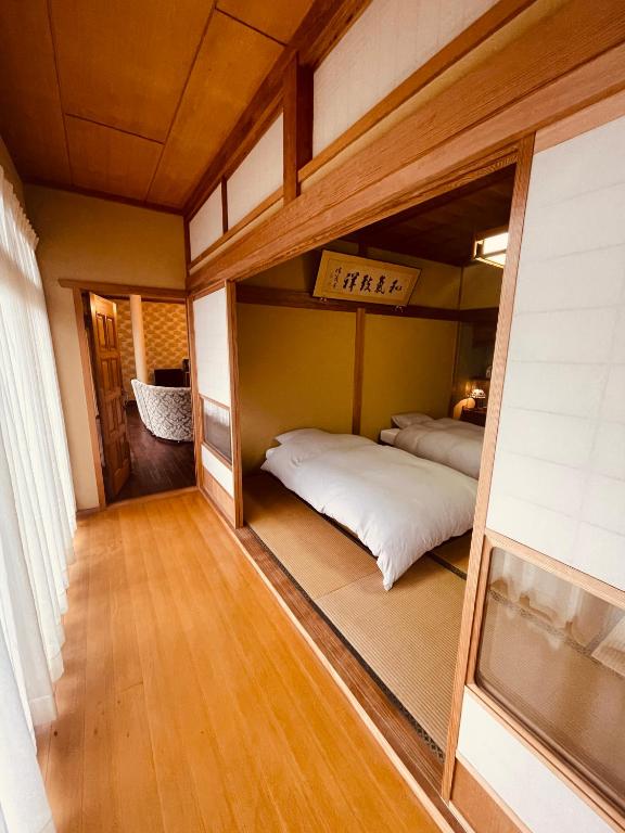 出雲市にあるMekiki出雲の鏡付きの部屋にベッド1台が備わるベッドルーム1室があります。
