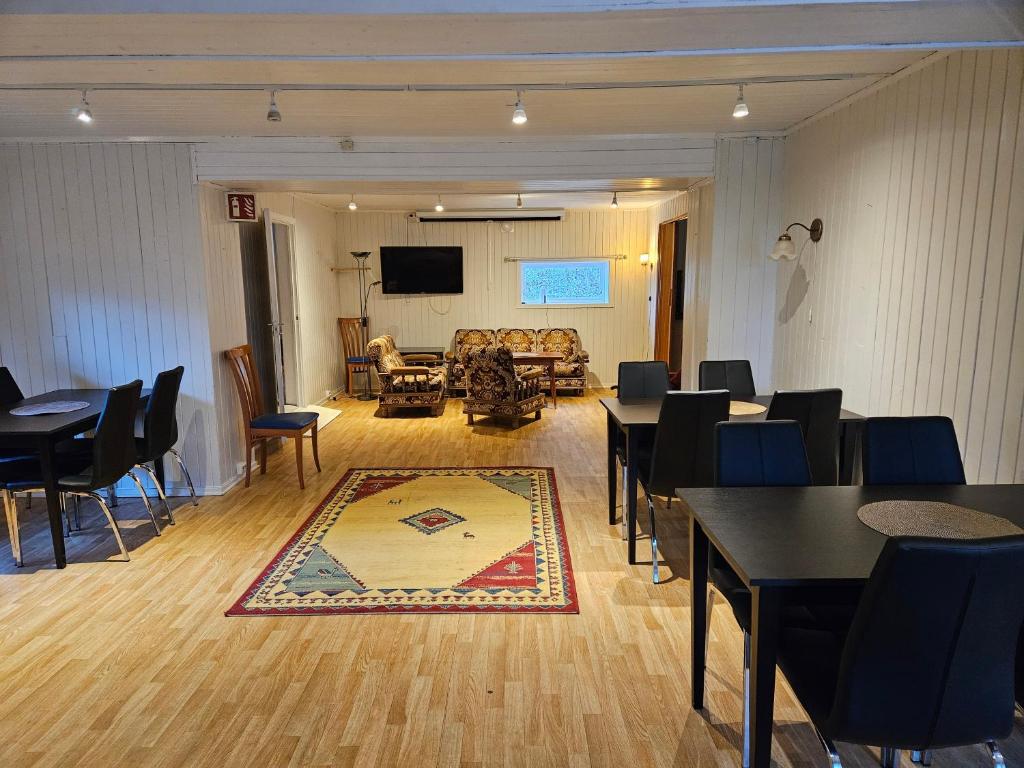 TV a/nebo společenská místnost v ubytování Risøyhamn Kafe