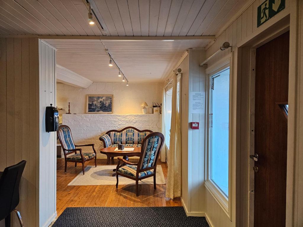 Posezení v ubytování Risøyhamn Kafe