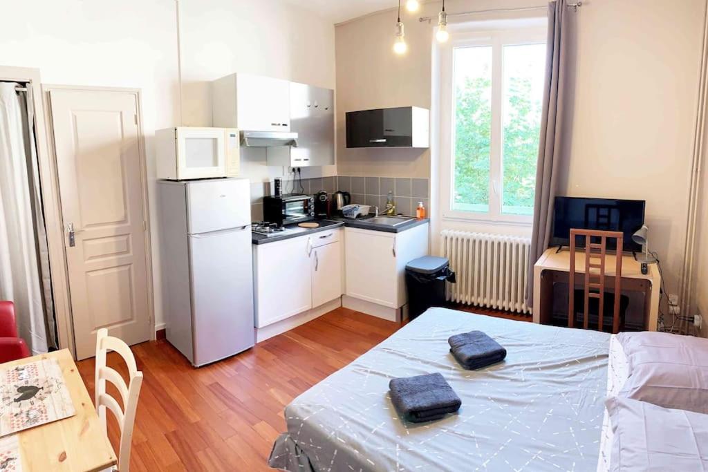 une petite cuisine avec une table et une salle à manger dans l'établissement Studio CHAGALL, à Chambéry
