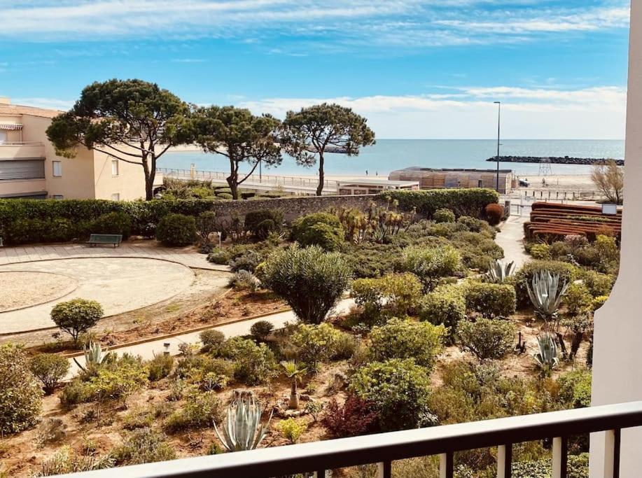 une vue depuis un balcon d'un jardin avec un train dans l'établissement Sète-Vue mer-#monabridelaplage, à Sète