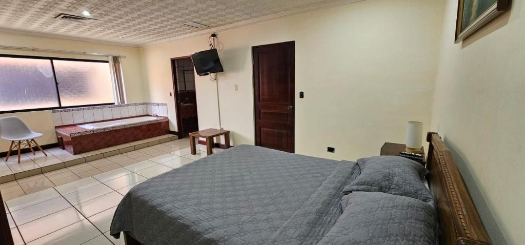 Postel nebo postele na pokoji v ubytování Apartotel Obelisco San José Aeropuerto